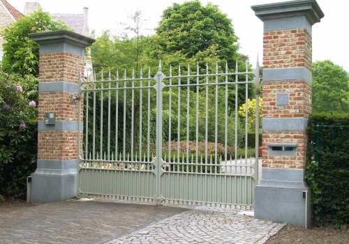 Welke kant moet een poort in de achtertuin openen?